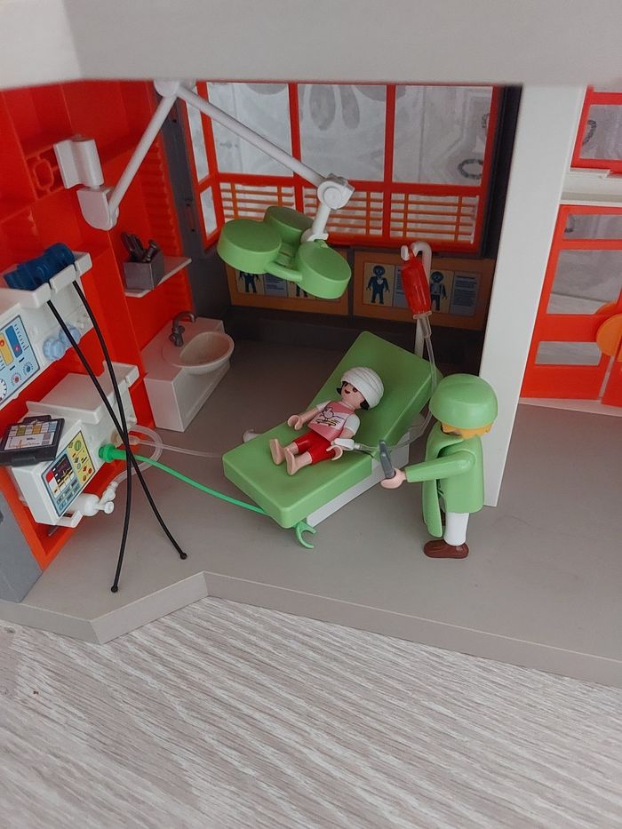 Hopital  playmobil très non état - photo numéro 3