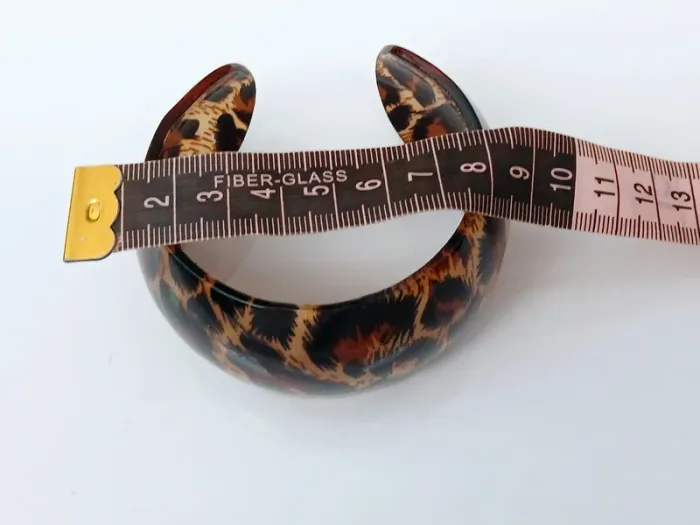 Bracelet manchette résine imprimé léopard – style bold chic - photo numéro 6