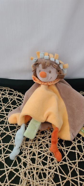 Doudou plat hérisson NATTOU Little Garden marron bleu orange foulard