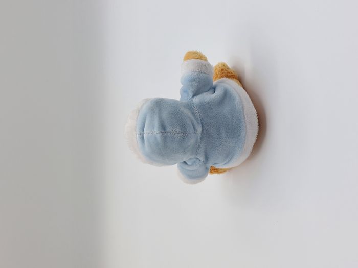 Mini peluche Winnie l’ourson DISNEY pull bleu capuche blanc flocon argent 11 cm - photo numéro 2