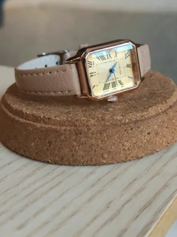 Montre beige rectangulaire, style vintage rétro