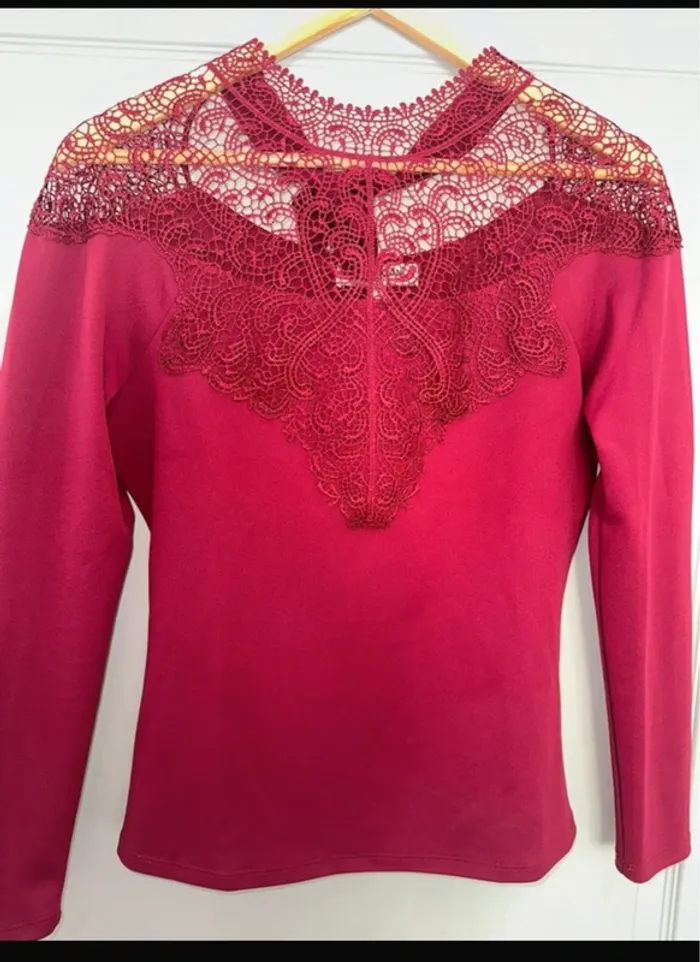 T shirt blouse manches longues épaules en dentelle bordeaux Morgan