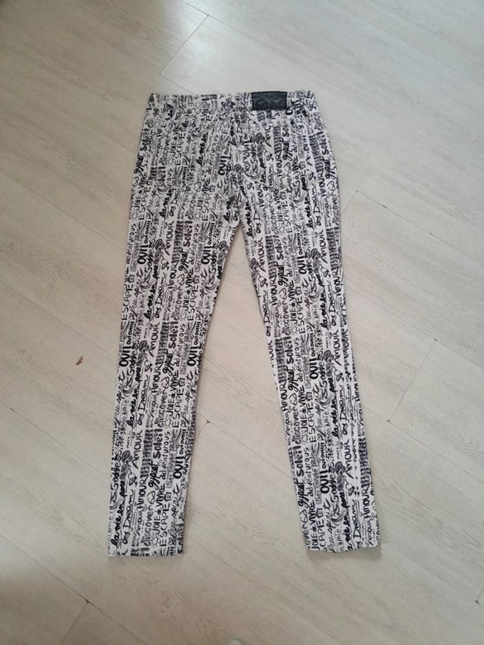 Pantalon slim taille basse imprimé FB sister très bon état - photo numéro 2