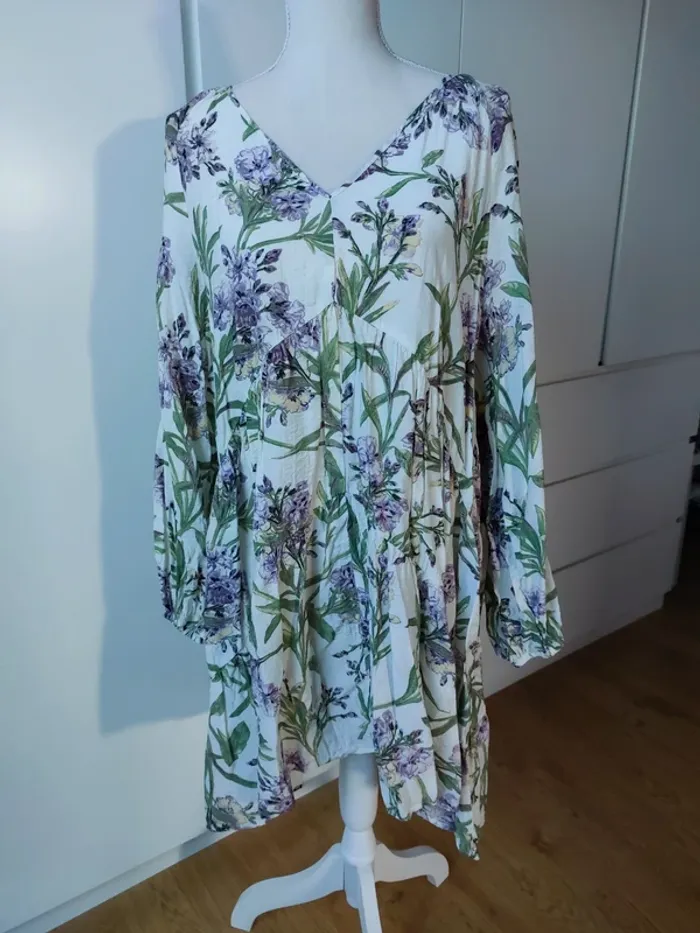 Très jolie robe légère fleurie volantée