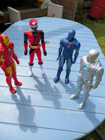 Lot de 4 figurines avengers