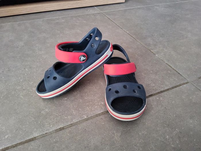 Sandales Crocs rouge et bleu marine C8 (24-25) - photo numéro 5