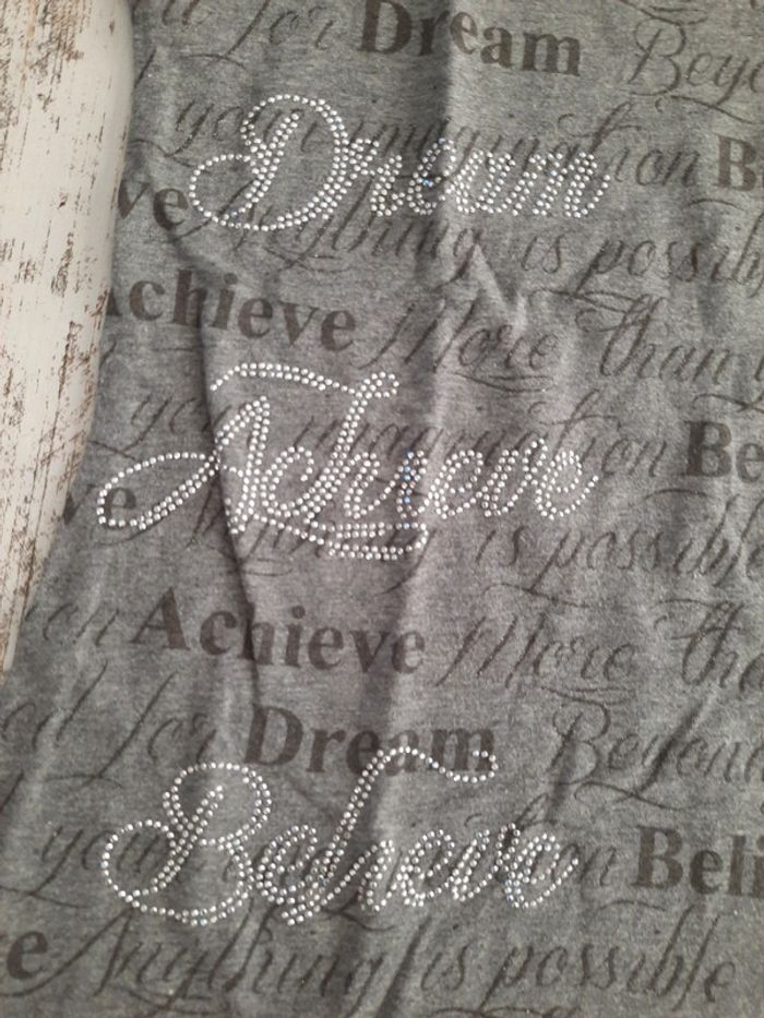 T-shirt gris et blanc avec des paillettes - photo numéro 2