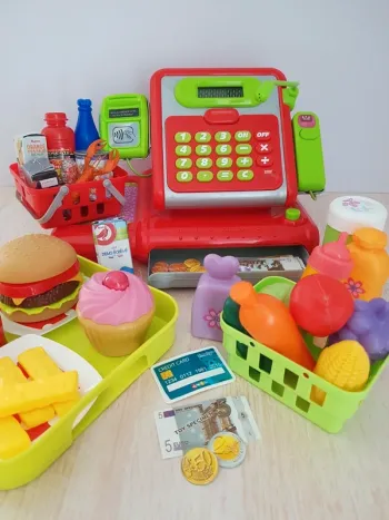 Repas de fast-food, dînette et caisse enregistreuse