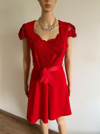 Robe rouge avec dentelle Morgan taille 40 jamais portée