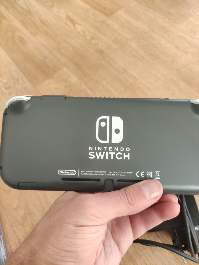 Console Nintendo Switch Lite grise avec chargeur Nintendo Beebs