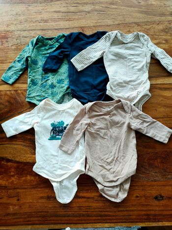 Lot 5 bodies 1mois Tape à l'oeil