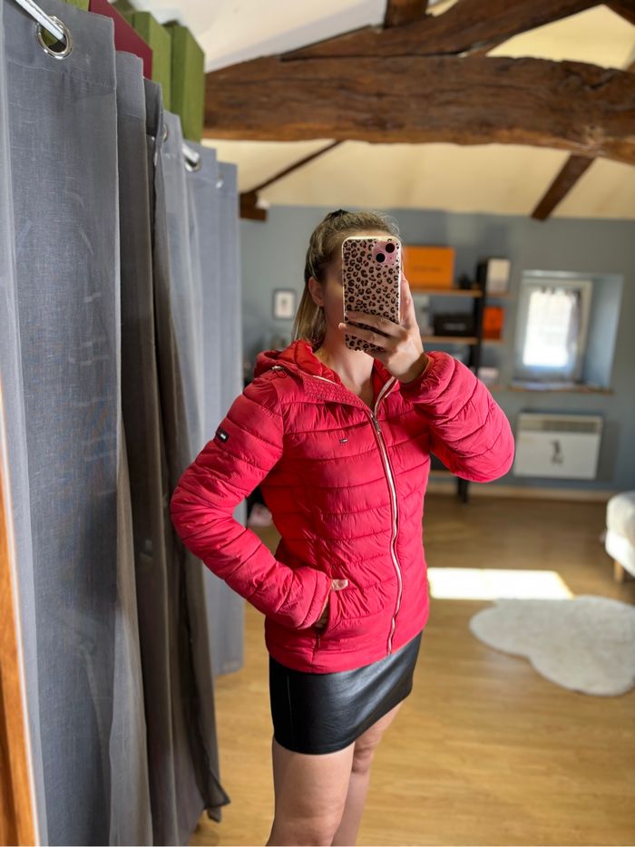 Doudoune Tommy Hilfiger rouge à capuche - Taille XS – Très bon état - photo numéro 2