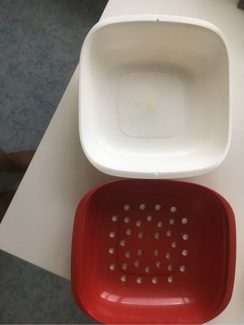 Marque Tupperware, Passoire  avec support