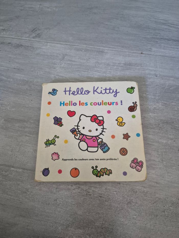 Livre Hello Kitty sur les couleurs