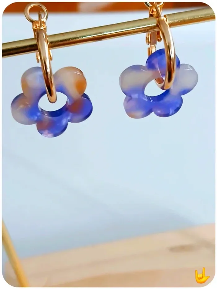 Créoles fleurs marbrées violet – Esprit pop et tendance - photo numéro 2