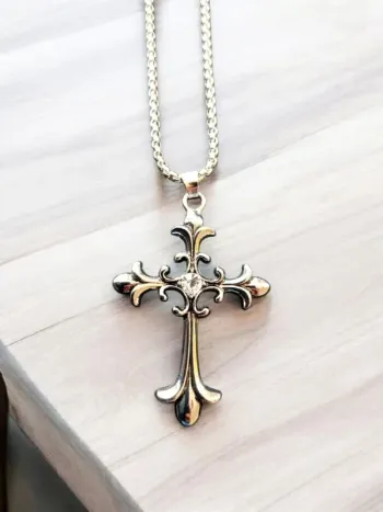 Croix gothique avec chaîne 60 cm