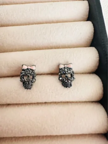 🖤 Boucles d’oreilles Betsey Johnson – Têtes de mort noires cœur & nœud rose 💀