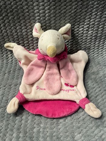 Doudou marionnette souris Mina blanc rose cerise pétales DC1347 Doudou Et Compagnie