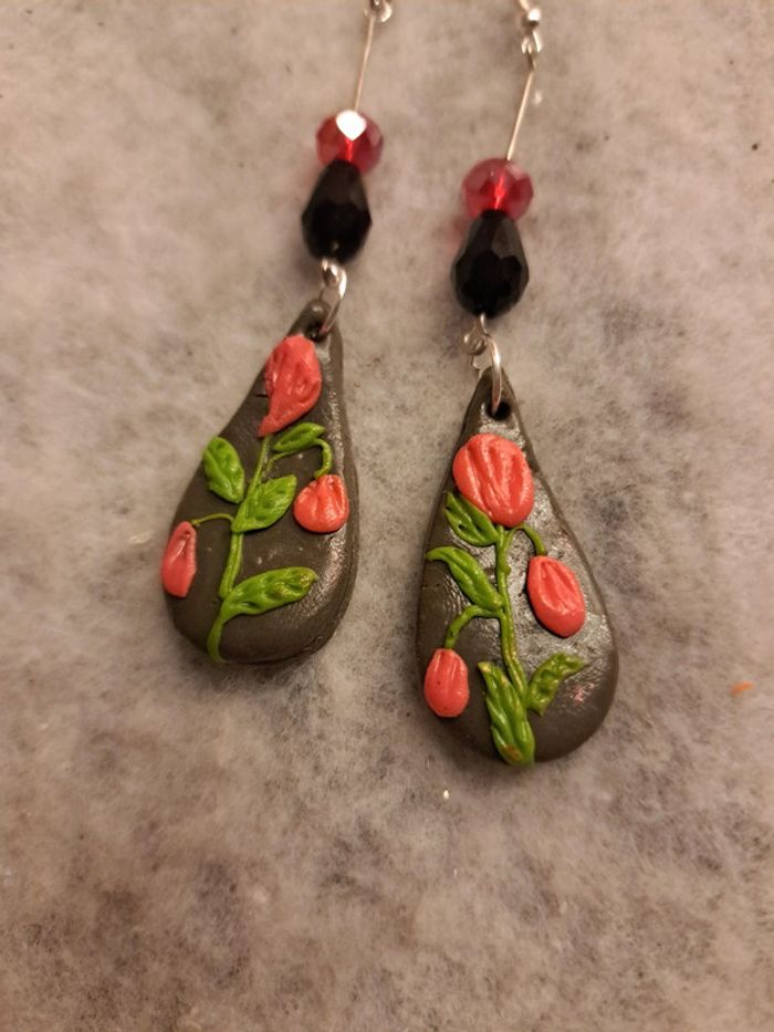 Boucles d'oreilles pendante noir rouge et vert - photo numéro 4