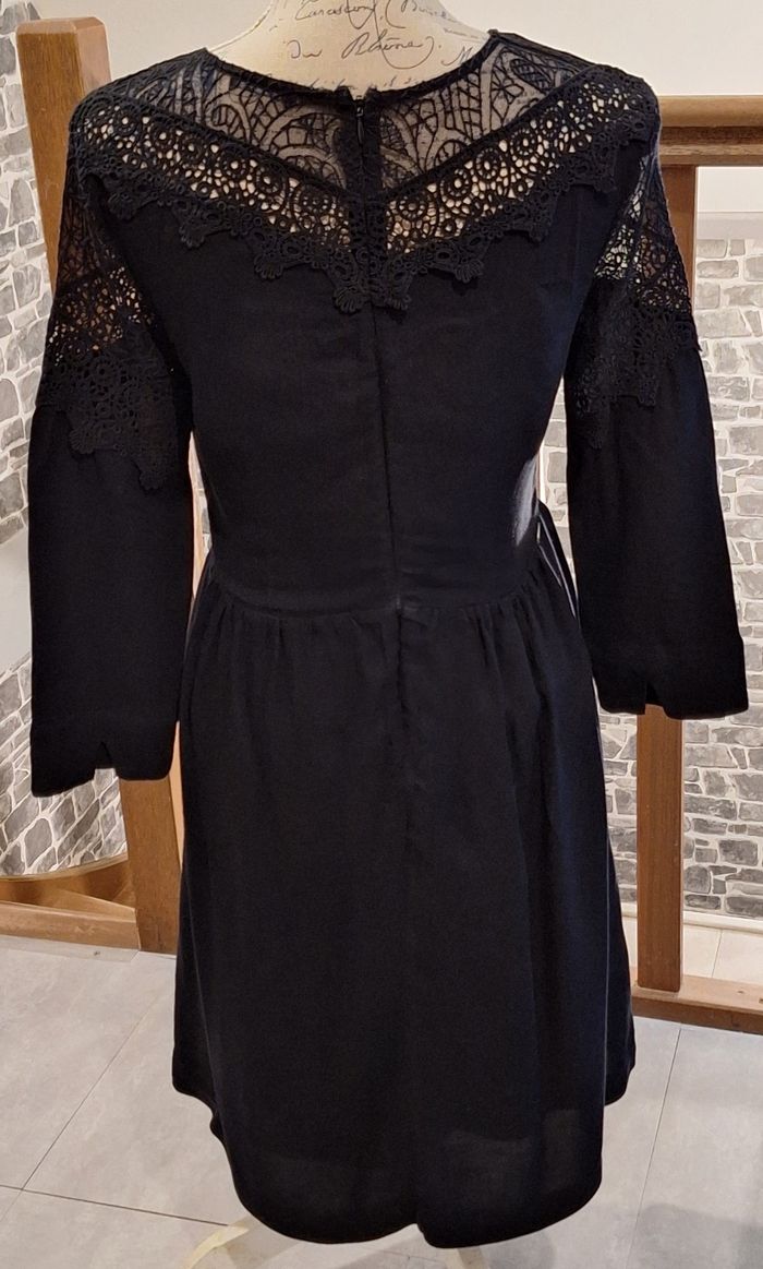 Robe élégante noire unie avec les épaules et la nuque en dentelle - photo numéro 5