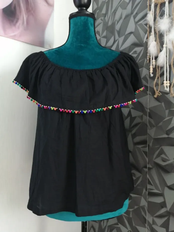 Top noir à ponpons colorés et épaules modulables / jennyfer / (L)