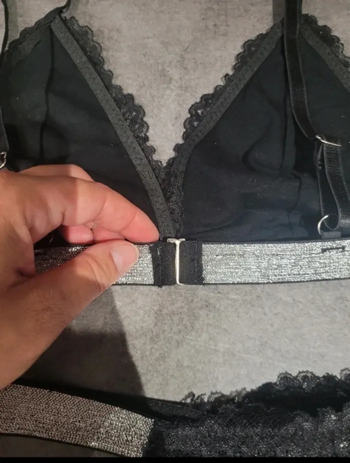 Lingerie noire à dentelle neuve - photo numéro 5