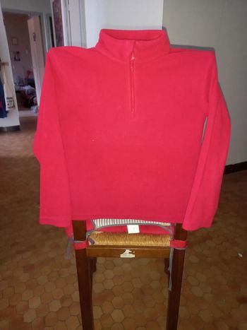 Polaire rouge décathlon tbe 8 ans