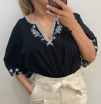Blouse brodée col v taille M