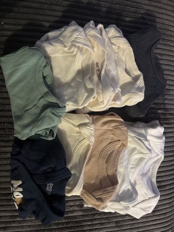 Lot bodies naissance 1 mois 