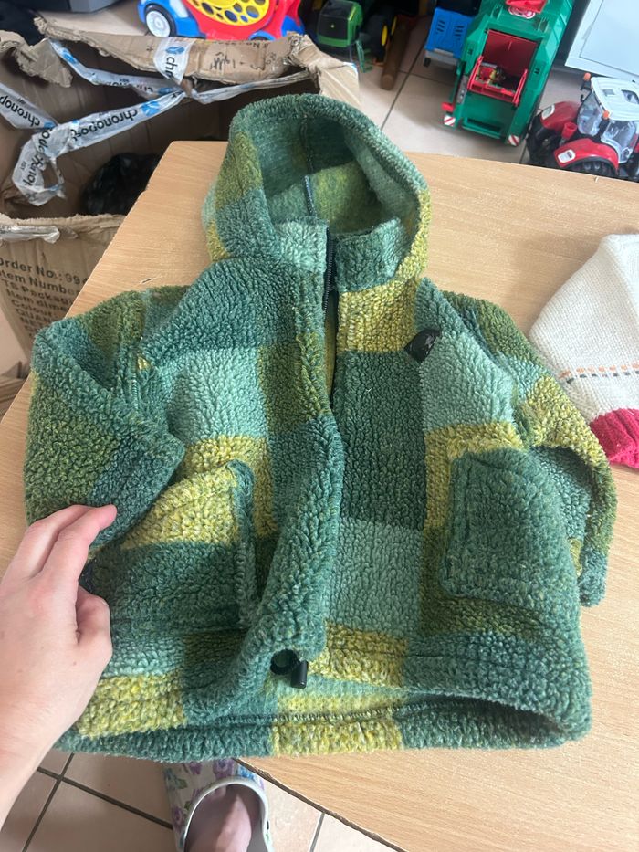 Petit manteau polaire  de marque  J.Moura taille 12 mois