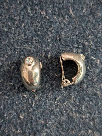 Anneaux argentés avec un strass