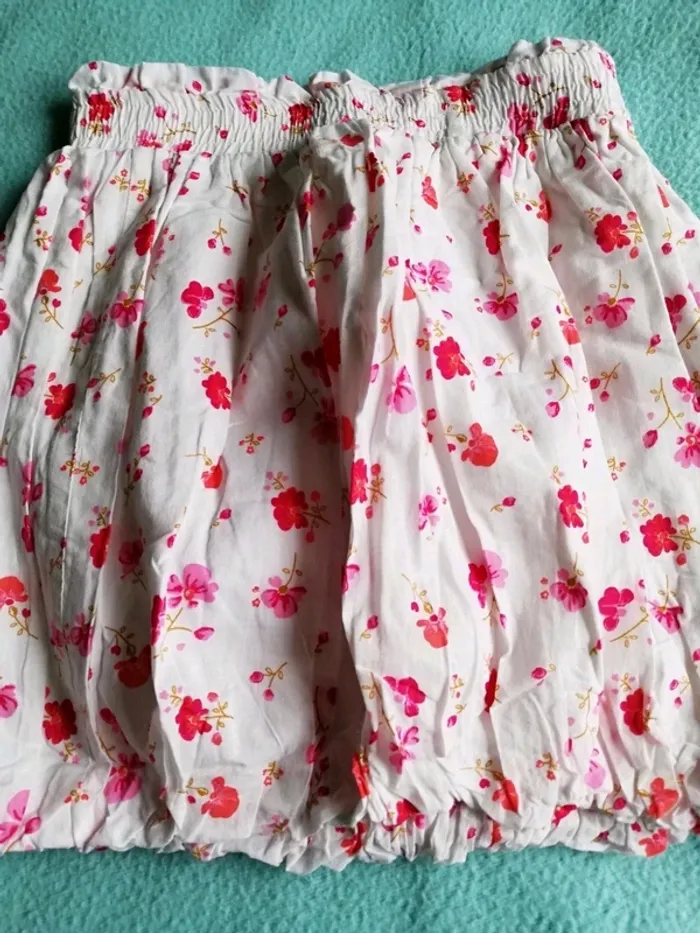 Jupe forme boule, blanche, fleurs roses - photo numéro 2