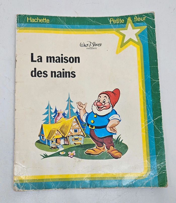 "La maison des nains".
Walt Disney.
Hachette.
Petite fleur.
12 pages.
ISBN : 2.01.005637.X