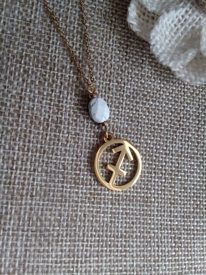Collier signe astrologique sagittaire et pierre howlite naturelle à facettes