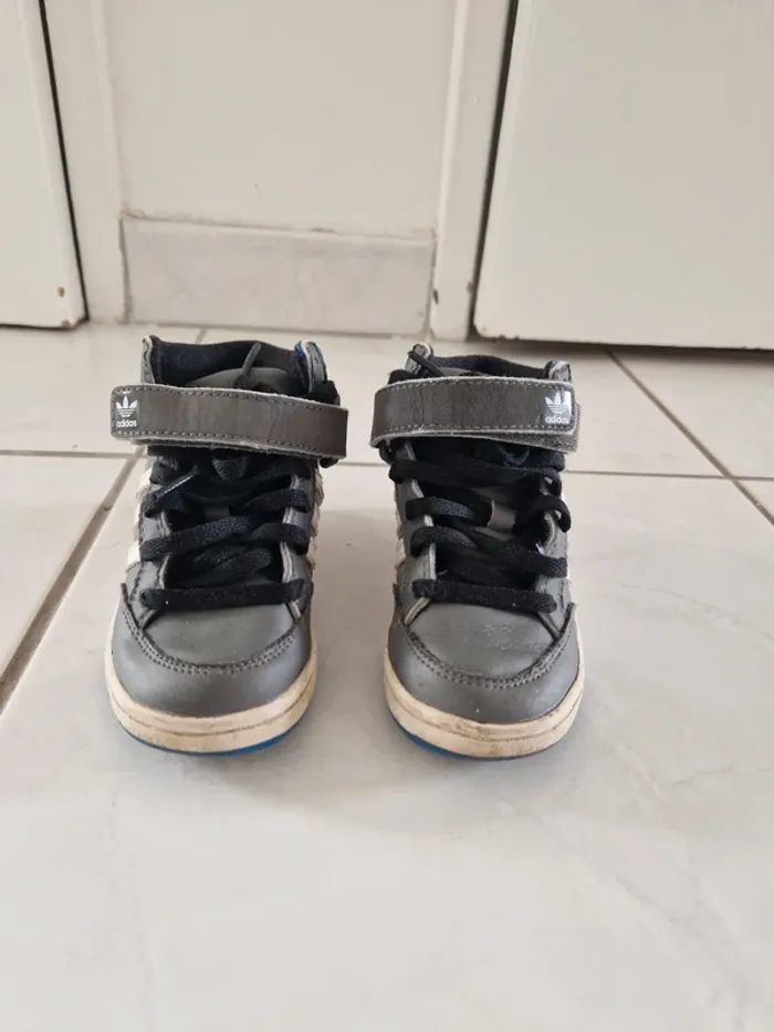 Baskets Adidas enfant taille 24 - photo numéro 3