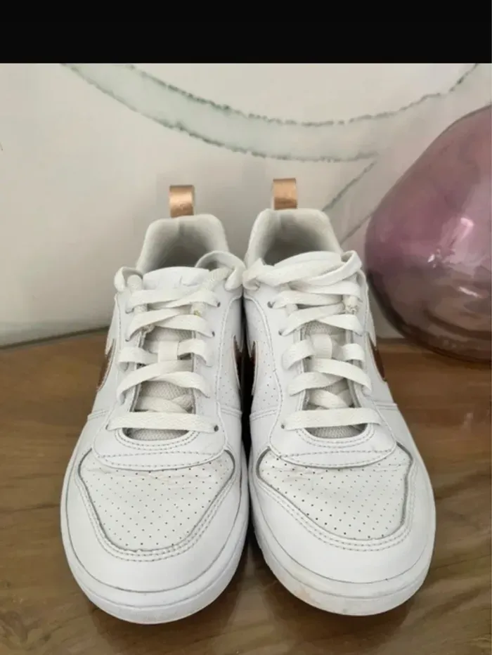 Baskets nike femme court borought low blanc doré - photo numéro 4