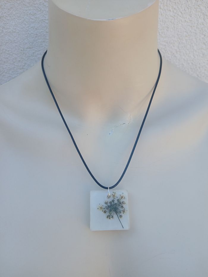 Collier blanc petites fleurs - photo numéro 2