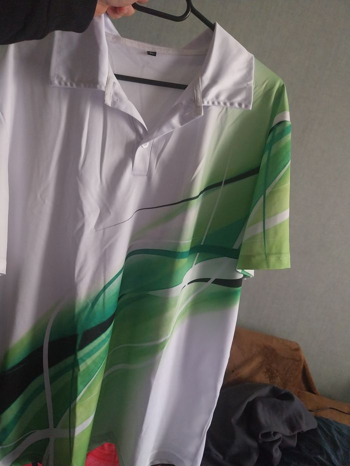 Polo tout neuf jamais porté à boutons.