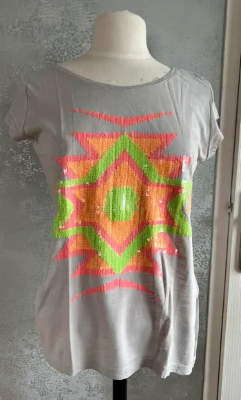 Tee-shirt gris à sequins fluo