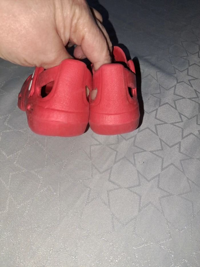 Chaussures crocs plastiques rouge et coccinelle 22 - photo numéro 3