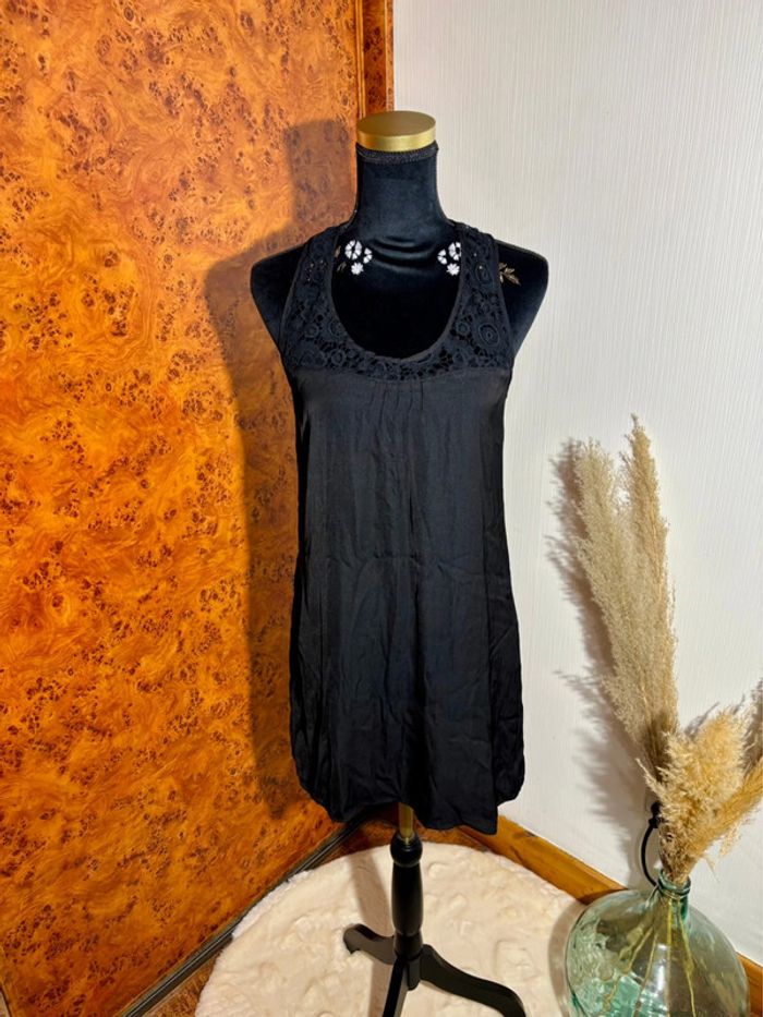 Robe noire Etam avec dos en dentelle taille M