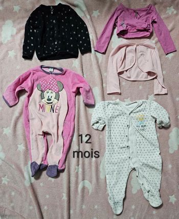 Lot de 2 pyjamas velours dont 1 Disney Minnie et 3 gilets / vestes / caches coeur. 12 mois