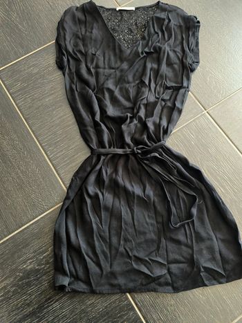 Robe décolletée avec dentelle dos avec ceinture