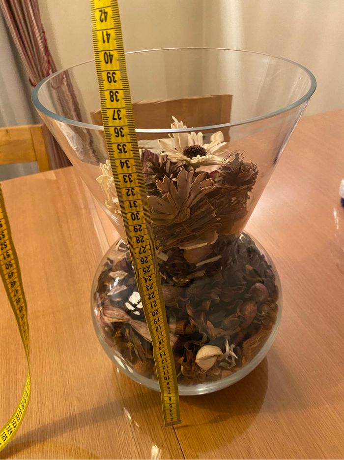 Un grand vase en verre transparent de chez casa