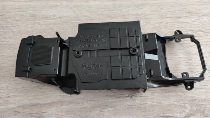 Châssis externe pièce détachée miniature 1/18 Porsche 911 speedster 1989 Maisto #B44 - photo numéro 2