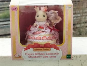 Freya en robe d'anniversaire