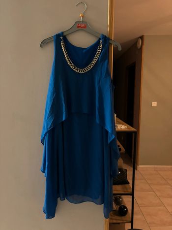 Tunique bleu à volant avec collier doré