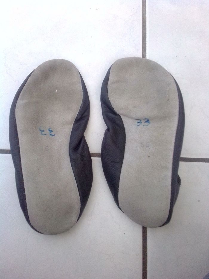 Lot de trois paires de chaussures t33 (chaussures de sport,chaussons de gym et chaussons Bellamy) - photo numéro 3