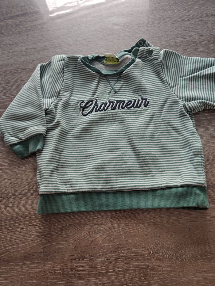 Sweatshirt