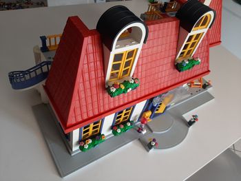 Playmobil très grande (et belle) maison fleurie à étage avec personnages et mobilier, décorations